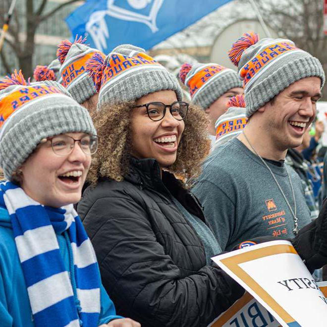 在华盛顿特区举行的全国生命游行活动中，快乐的天博app学生戴着相配的长筒袜帽.C.